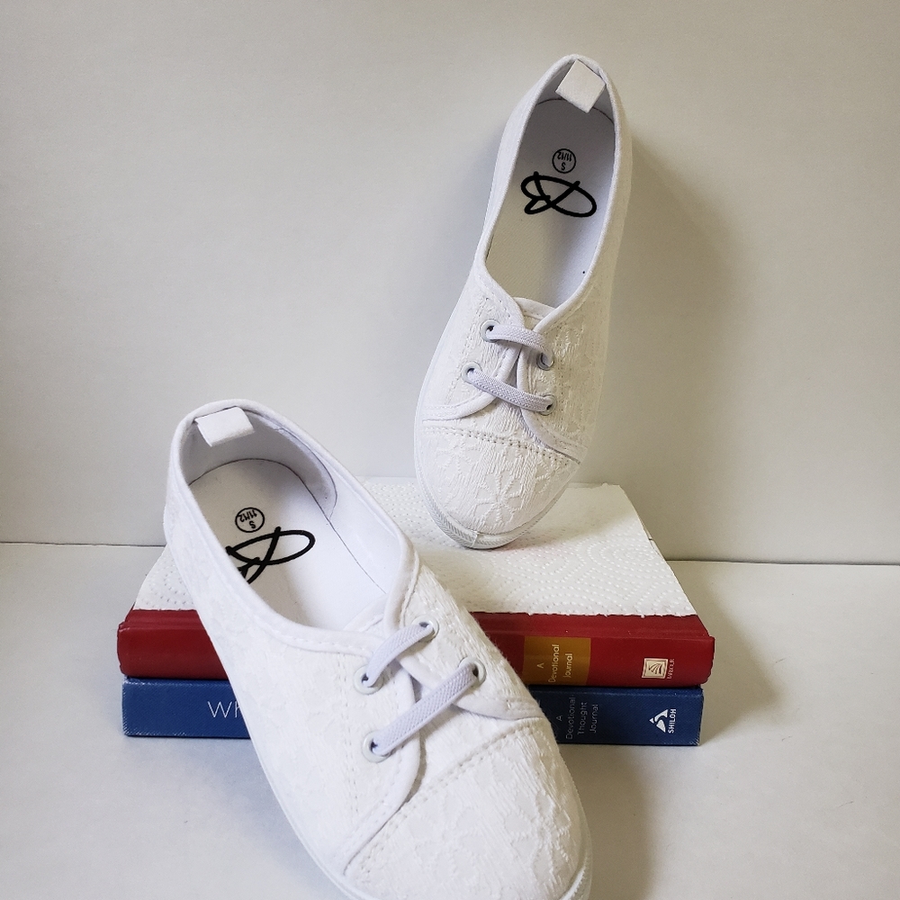 NWOT girls lacy white tennis shoes, size S 11/12